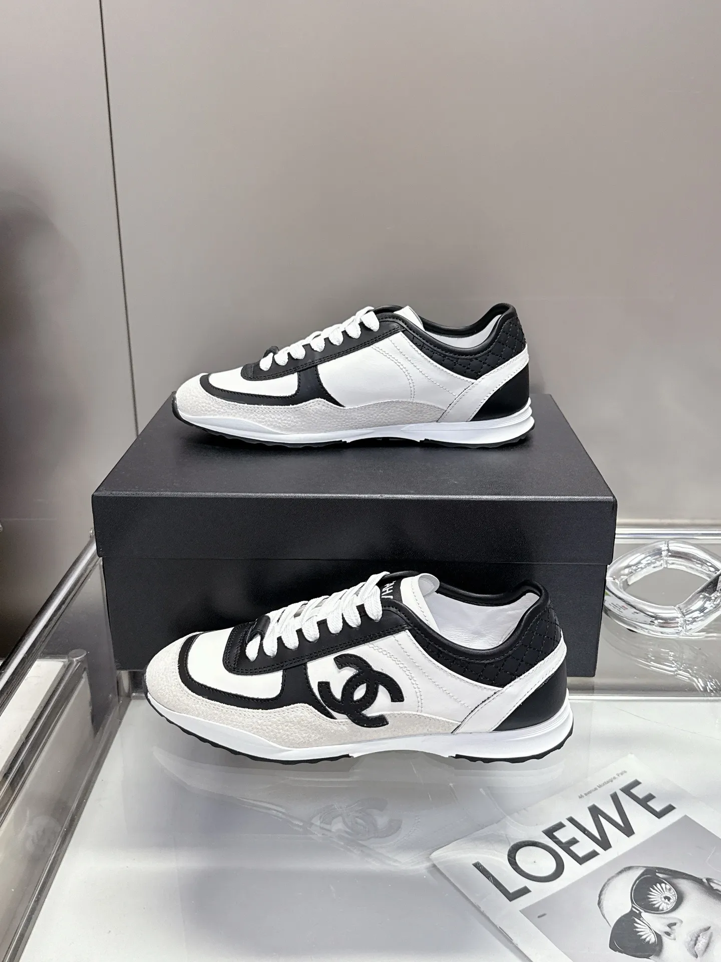 👟👟Ex-factory price 500👟👟 (size 35-40) Chanel 25p panda sneakers! It’s really out of the spotlight recently, and there’s a reason why it’s so popular! The upper is made of first-layer calfskin, with a sheepskin lining, which is breathable and comfortable. It has a full whitening effect and can easily show off your slender legs when paired with any style of clothes. Whoever wears it will look better~ The comfort level is simply amazing. Beauty and comfort coexist, and they are extremely versatile. Wearing it can easily walk ten or twenty thousand steps without any pressure, and it feels light and breathable. The classic black and white color scheme is really the best for spring and summer wear! No matter what kind of clothes you wear in daily life, you can never go wrong. You can mix and match them beautifully and look very delicate and stylish. People with wide feet don’t have to worry about making their feet look fat. Wearing it will make your feet look better. I really love this pair of shoes. Come and get a pair to make your steps more comfortable and fashionable!